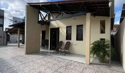 Linda Casa com 3 dormitórios  sendo 1 Suíte, 1 Sala Ampla e Varanda Gourmet.à venda, 110 m² por R$ 600.000 - Cuiá - João Pessoa/PB