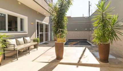 Lindo sobrado &#224; venda com 3 suítes, piscina, espaço gourmet e 3 vagas no bairro Mirandópolis