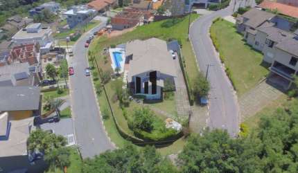 RESIDENCIA NO CONDOMÍNIO ARUJA HILLS 3 aceita permuta até 30% do valor