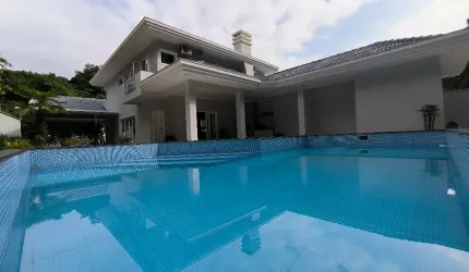 CASA DE ALTISSÍMO PADRAO COM 5 QUARTOS