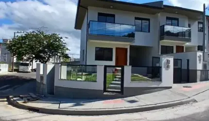 Sobrado em São José/SC a venda - 3 Dormitórios.
