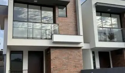 Sobrado em São José/SC. 1 Suíte/ 2 Demi suíte