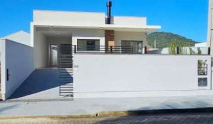 Casa sozinha no terreno em São José/SC