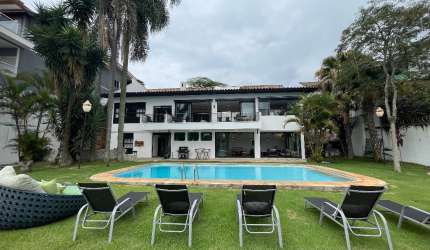 Casa em condomínio com piscina e toda reformada