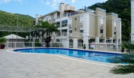 Atravessa a rua e está na praia!