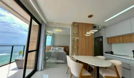 Apartamento debruçado sobre o mar da Barra