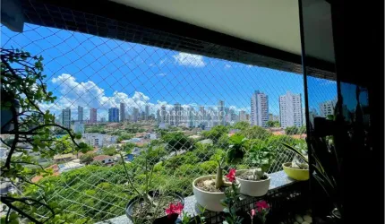 Lindo apartamento com vista livre para uma praça!