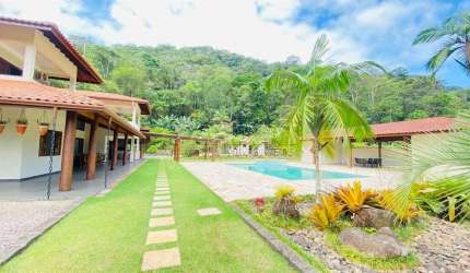 Mansão com 6 dormitórios, piscina, área gourmet e campo de futebol, no bairro Ressaca em Ubatuba!