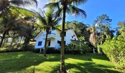 Ótimo sobrado em estilo europeu com 3 suítes e varanda gourmet na praia da Santa Rita em Ubatuba!