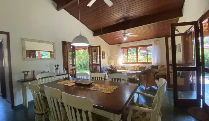 Casa térrea em condomínio com 4 suítes e área gourmet, na praia Dura em Ubatuba!