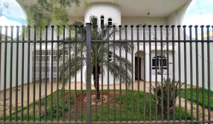 Sobrado com 241.8 m² e 4 Quartos à Venda no Jardim América - Maringá