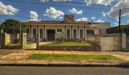 Sobrado  com 413.37 m² e 5 Quartos à Venda na Zona 05 - Maringá