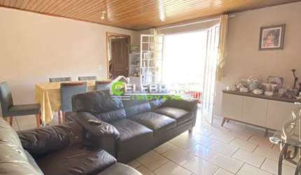 SOBRADO EM COLOMBO! AMPLO TERRENO C/ + UMA CASA,BEM LOCALIZADO