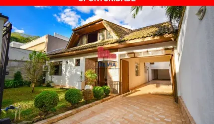 Maravilhosa residência no Água verde com 4 quartos sendo 3 suítes, área de festa com piscina e 5 vagas de garagem.