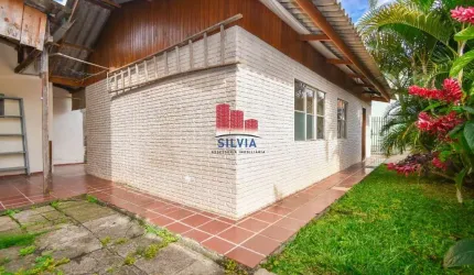 Casa com 3 quartos e quintal no bairro Novo Mundo, próximo a Rua Pedro Zagonel.