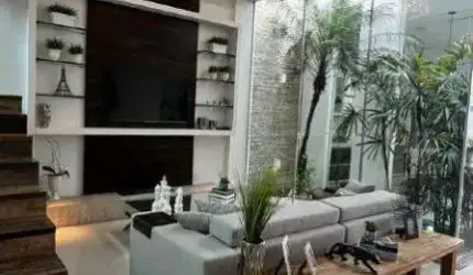 Casa com piscina a venda na Praia dos Amores em Balneário Camboriú.