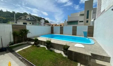 Casa a venda na Praia dos Amores em Balneário Camboriú.
