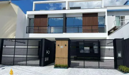 Casa Geminada Triplex a venda na Praia dos Amores em Itajaí.