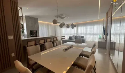 Apartamento mobiliado e decorado em andar alto localizado a apenas 400 metros do mar em Balneário Camboriú.