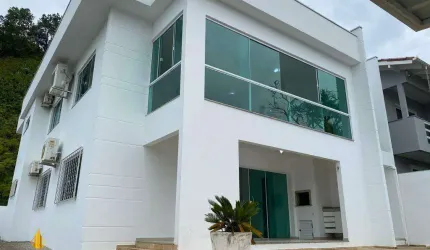 Sobrado a venda no Bairro Praia dos Amores em Balneário Camboriú.