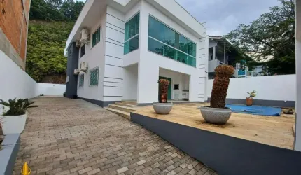 Sobrado a venda na Praia dos Amores em Balneário Camboriú.