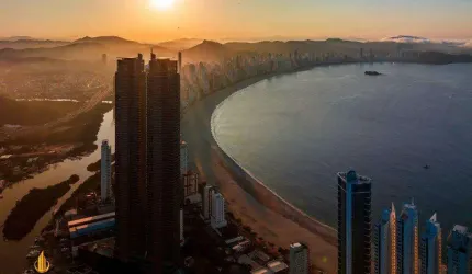 Apartamento a venda no Yachthouse localizado na Barra Sul em Balneário Camboriú.