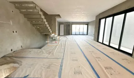 TRIPLEX COM 3 SUÍTES 4 VAGAS DE GARAGEM E PISCINA