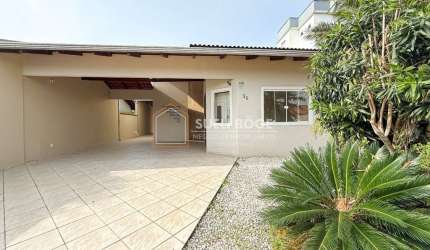 CASA PLANA COM 3 DORMITÓRIOS E 4 VAGAS DE GARAGEM
