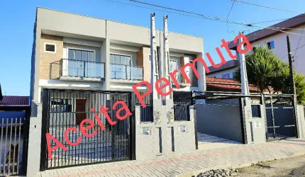 Lindo sobrado geminado com 1 suíte mais 2 quartos à venda no bairro Boa Vista em Joinville - SC por R$ 495.000,00.