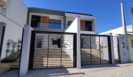 Lindo sobrado geminado com 3 suítes à venda no bairro Glória em Joinville-SC por R$ 799.000,00.