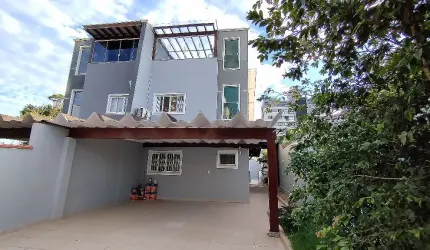 Ótimo sobrado com 4 quartos sendo 2 suítes  à Venda no Santo Antônio Joinville SC .