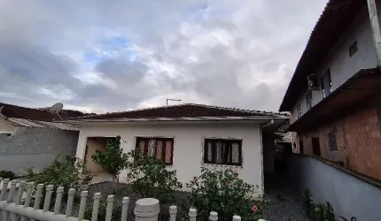 Ótima casa plana com laje com 4 quartos à venda no bairro Jardim Sofia em Joinville-SC por R$ 385.000,00.