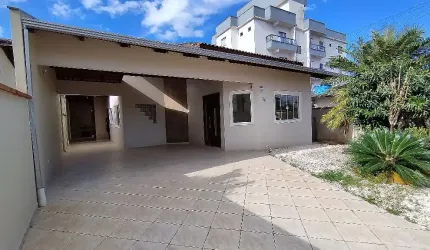 Casa térrea e averbada com 1 suíte mais 2 quartos à venda no bairro Iririú em Joinville-SC por R$ 680.000,00.