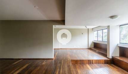 Amplo, iluminado e com potencial para um retrofit incrível no Bigorrilho