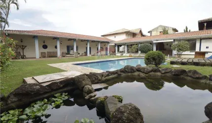 Casa térrea à Venda, com 4 suítes e piscina no Jardim Paulista em Atibaia