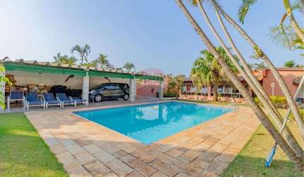 Casa térrea no condomínio Flamboyant  com 04 dormitórios, 02 suítes, piscina e área de lazer com piscina.