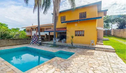 Casa em Atibaia com 03 Quartos, Piscina, Espaço Gourmet e Edícula