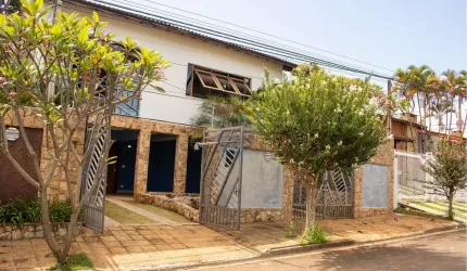Casa espaçosa no Jardim do Lago em Atibaia com 03 dormitórios, suíte com closet e vista para a Pedra Grande.