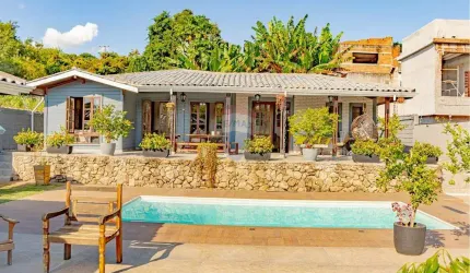 Casa Nova em Condomínio Fechado! Segurança, Diversão e Investimento em um Só Lugar!