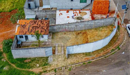 Terreno Plano de Esquina no Bairro Nova Cerejeiras com Edícula, Projeto Aprovado e Ótima Localização!