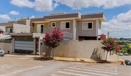 Sobrado com 3 Quartos, 01 suíte, varanda e 3 Vagas de Garagem