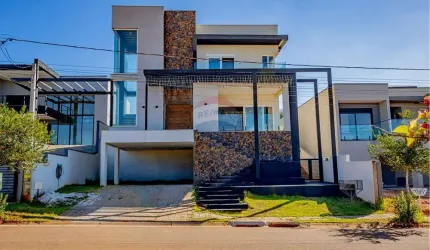 Casa de Alto Padrão com 04 suítes, casa de hóspedes, piscina semi-olímpica em Condomínio Fechado