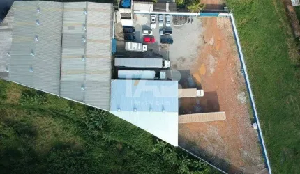 Galpão para venda com um amplo terreno