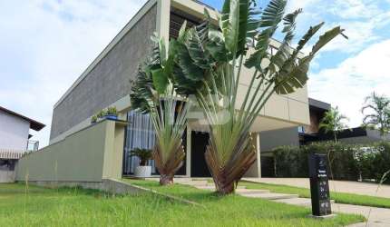 Casa de alto padrão no condomínio Caledônia à venda
