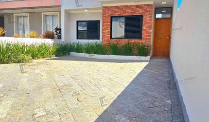 Casa com 03 quartos no Condomínio Horto Florestal