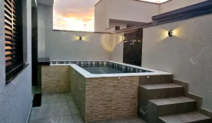 Casa linda com piscina e 03 dormitórios no Condomínio Horto Florestal Villagio
