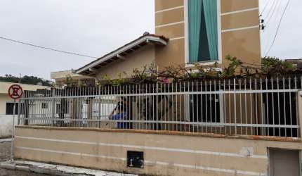 LINDA CASA DE ESQUINA EM BALNEÁRIO CAMBORIÚ