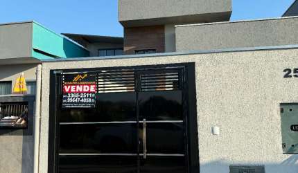 Casa dos sonhos nova, semi mobiliada com excelente localização.