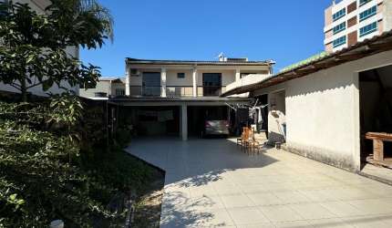 CASA COM AMPLO ESPAÇO NO TERRENO PRÓXIMO AO CENTRO DE CAMBORIÚ