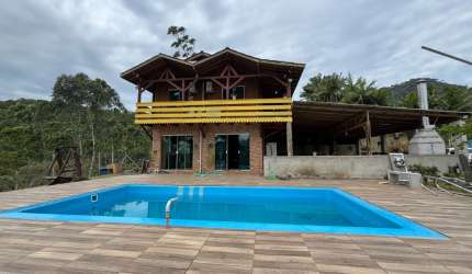 Lindo sítio no interior de Camboriú com piscina